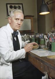 Alexander Fleming y el descubrimiento de la penicilina por accidente.