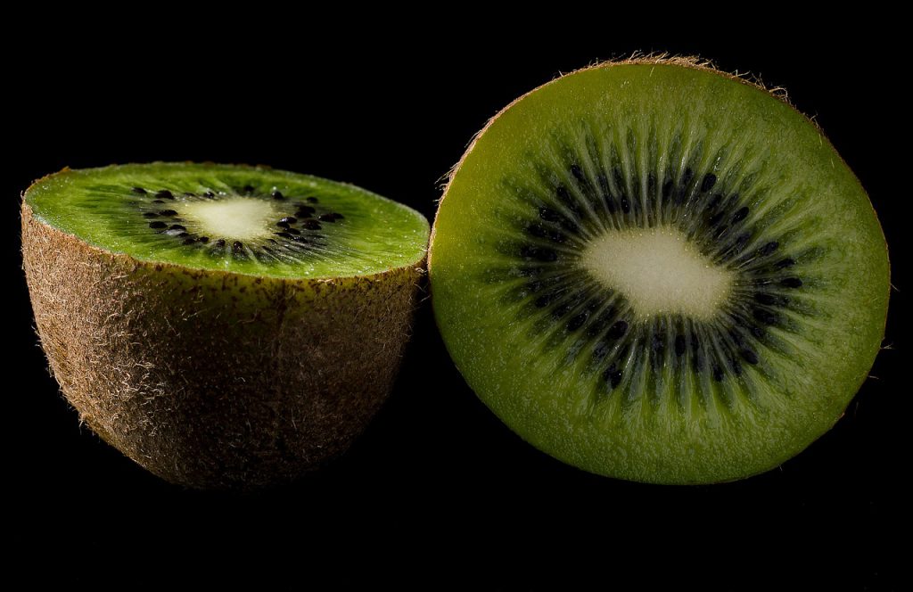  El kiwi ofrece unos 92,7 mg de vitamina C por cada 100g de producto. 